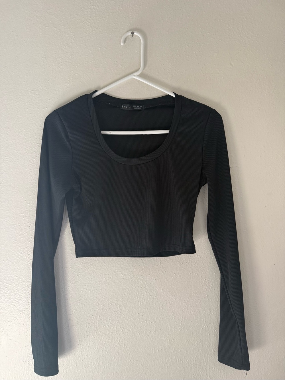 SHEIN Black Ribbed Long-Sleeve Crop Top